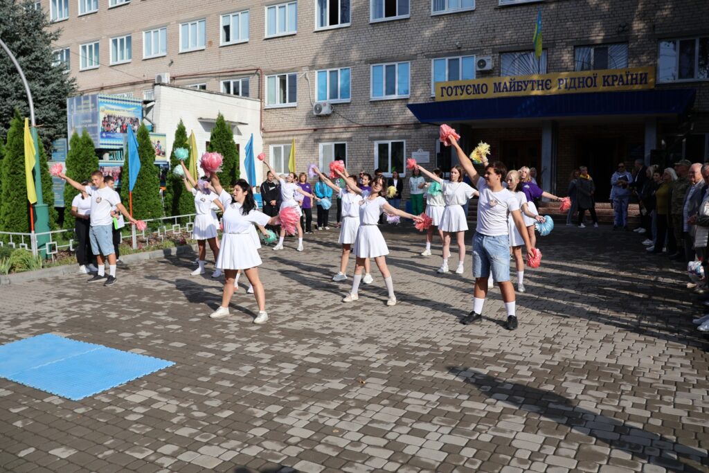 Возможно, это изображение 13 человек, люди танцуют, улица и толпа