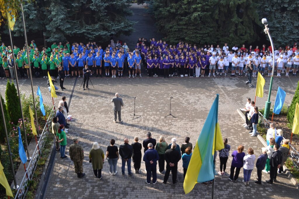 Возможно, это изображение 7 человек, толпа и текст