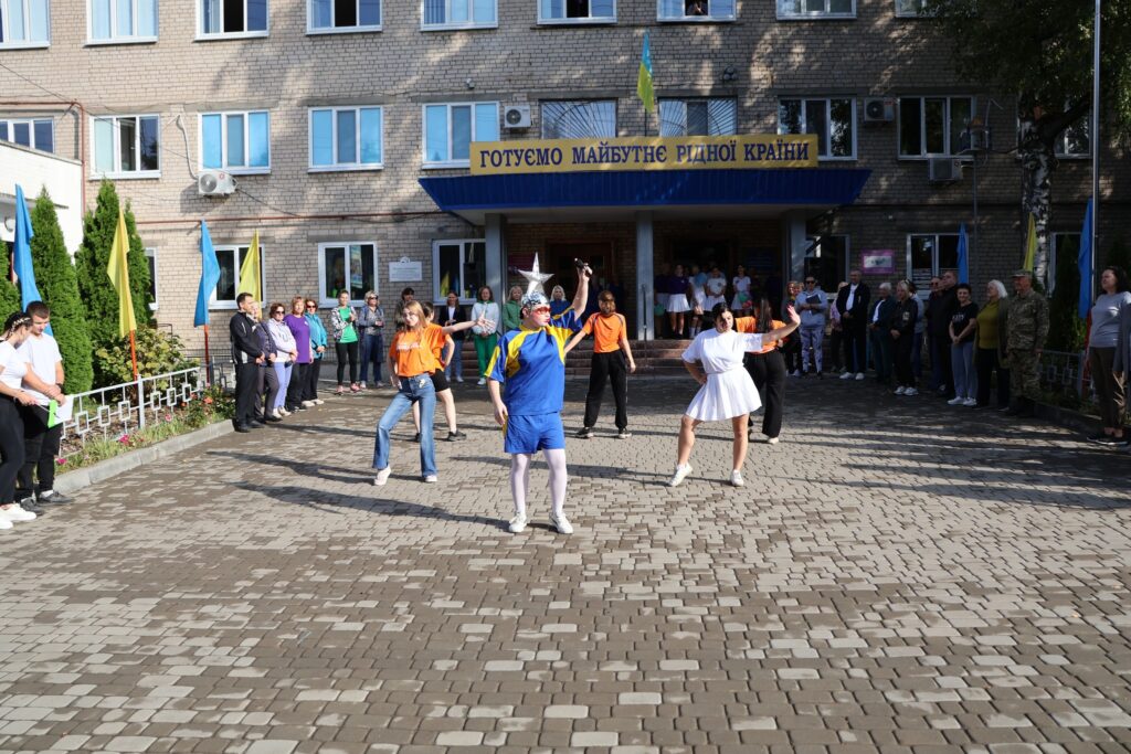 Возможно, это изображение 15 человек, Бранденбургские ворота, толпа и улица