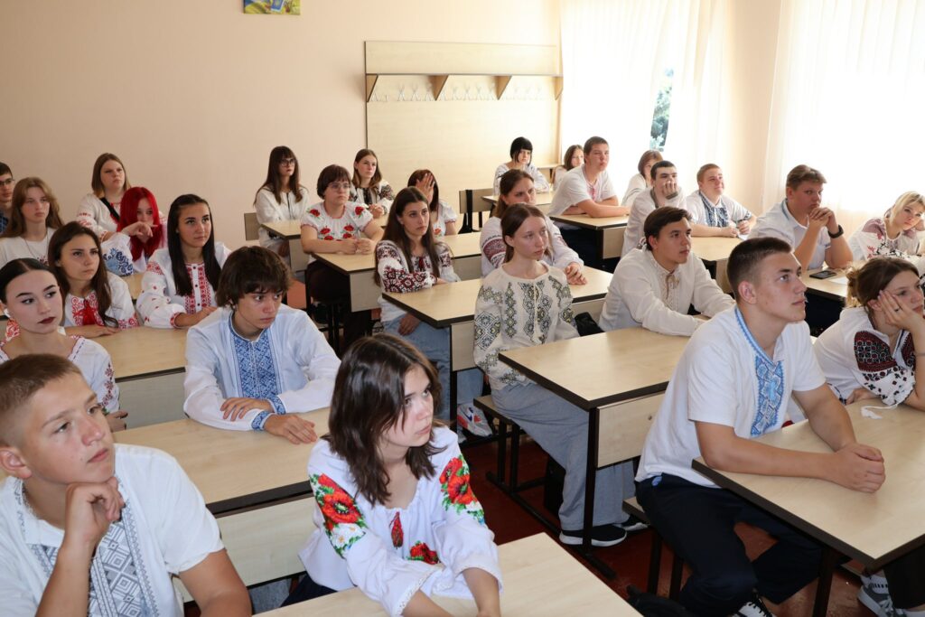 Возможно, это изображение 22 человека и люди учатся