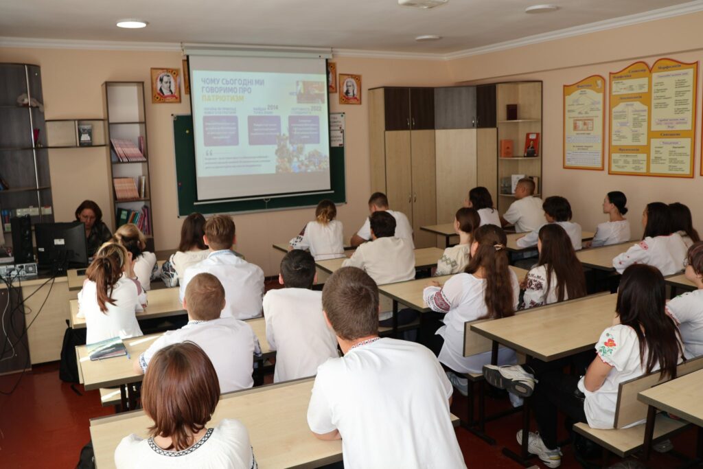 Возможно, это изображение 15 человек, люди учатся и текст