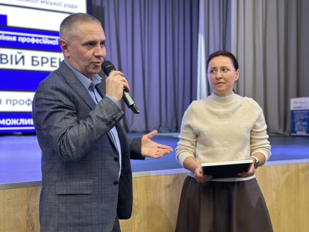 Возможно, это изображение 2 человека и текст