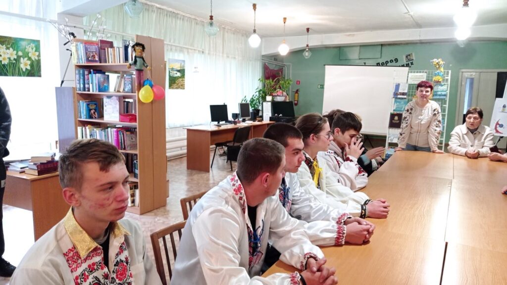 Возможно, это изображение 5 человек и люди учатся