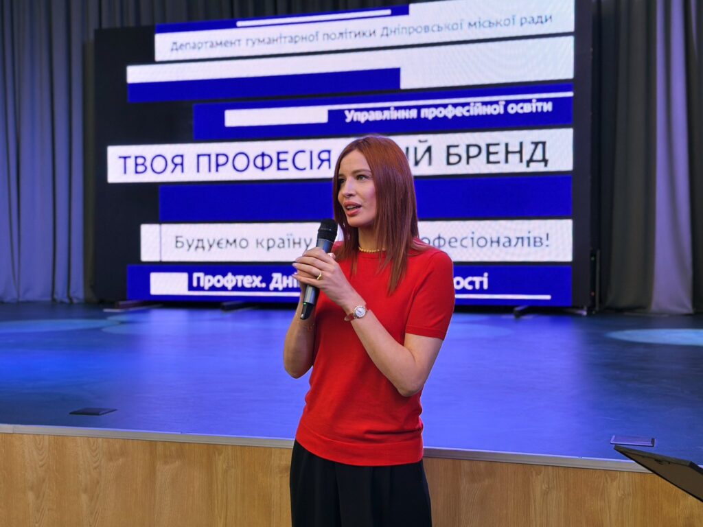 Возможно, это изображение 1 человек, отдел новостей и текст