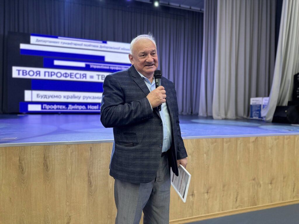 Возможно, это изображение 1 человек и текст