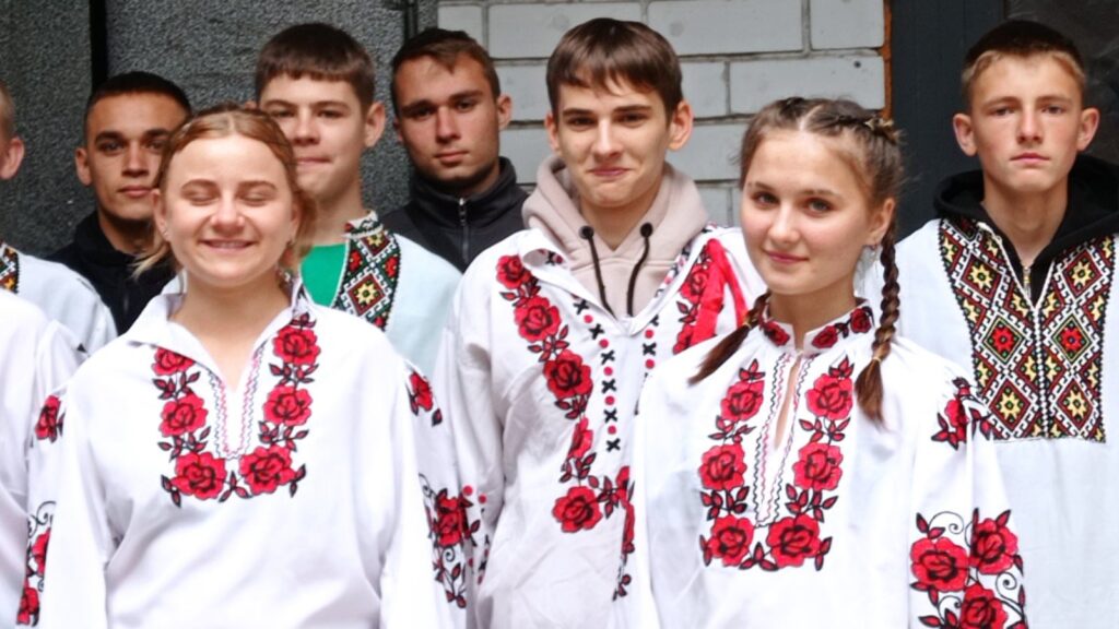 Возможно, это изображение 4 человека и текст