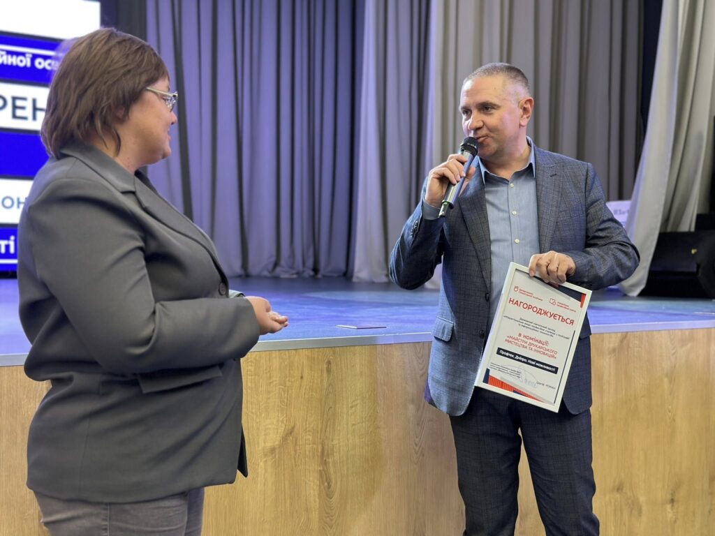 Возможно, это изображение 2 человека, отдел новостей и текст