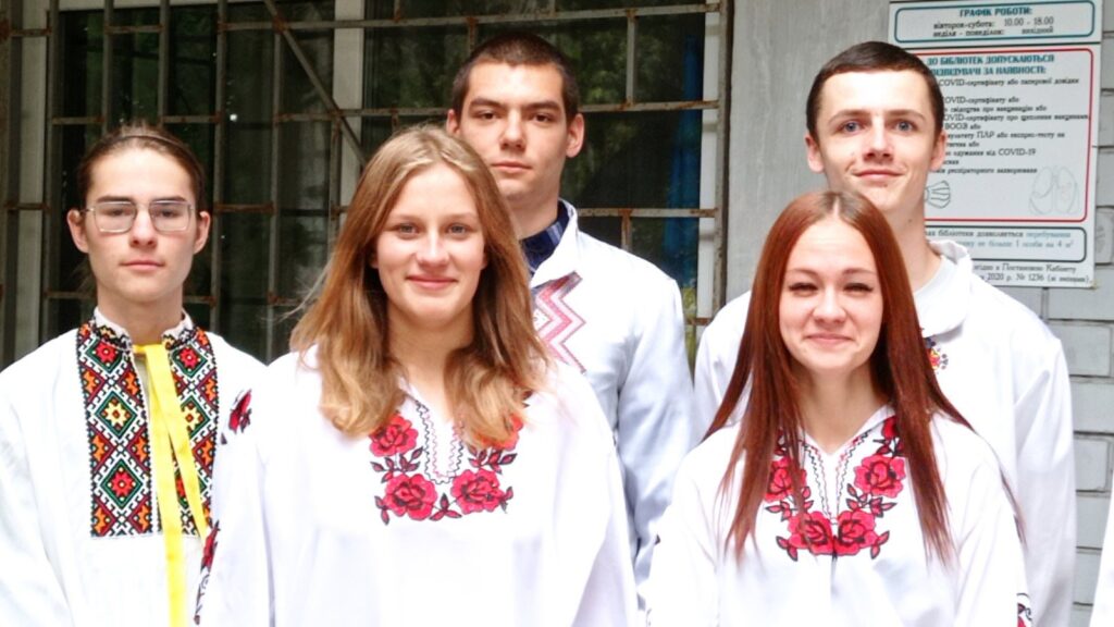 Возможно, это изображение 3 человека
