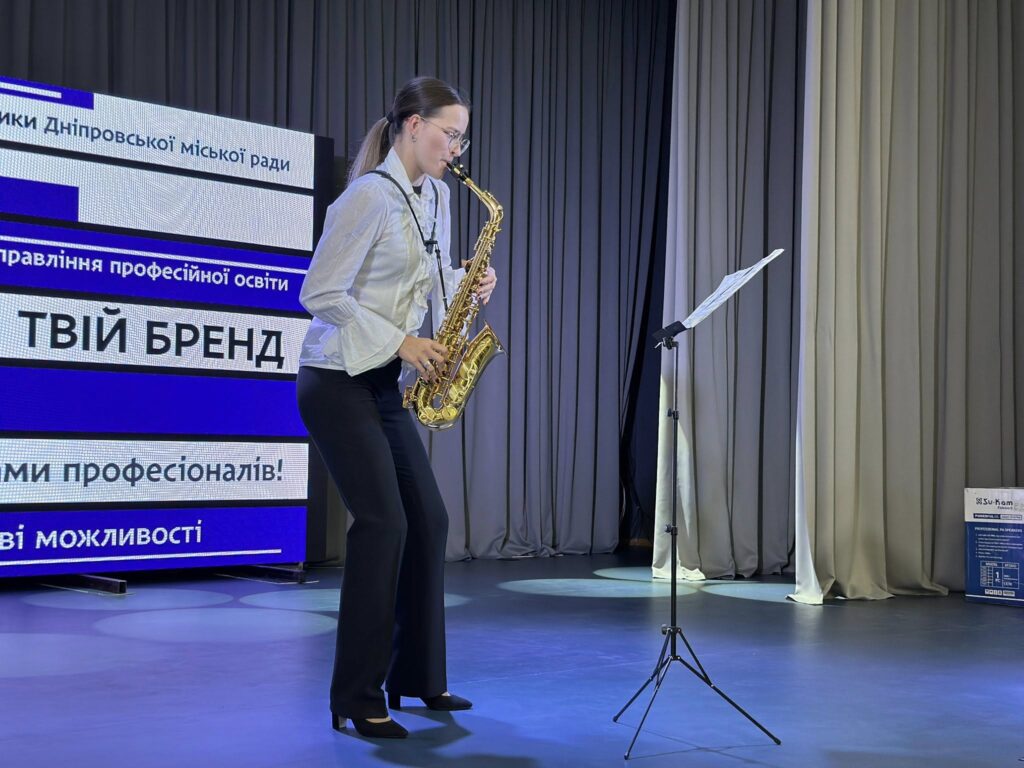 Возможно, это изображение 1 человек, гобой, труба, кларнет, скрипка, саксофон, флейта и текст