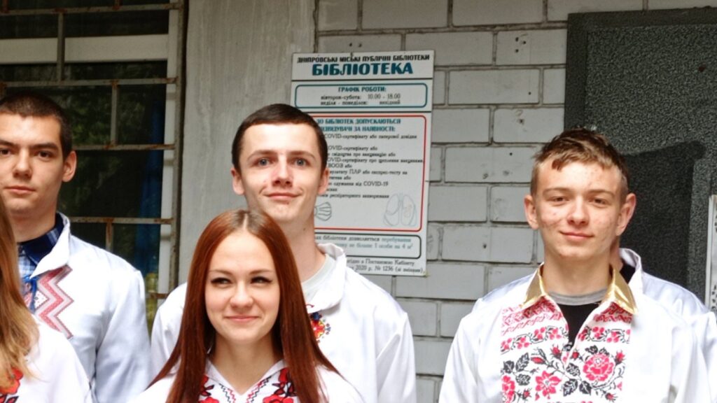 Возможно, это изображение 4 человека и текст