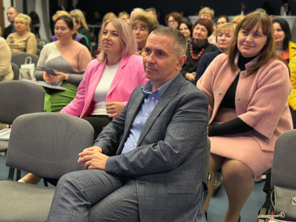 Возможно, это изображение 6 человек