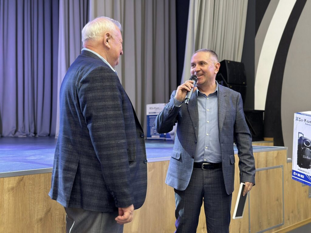 Возможно, это изображение 2 человека, помост, отдел новостей и текст