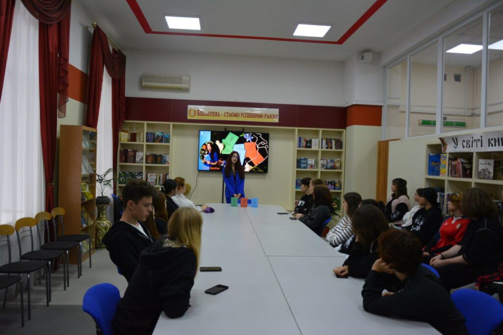 Возможно, это изображение 12 человек, люди учатся и текст