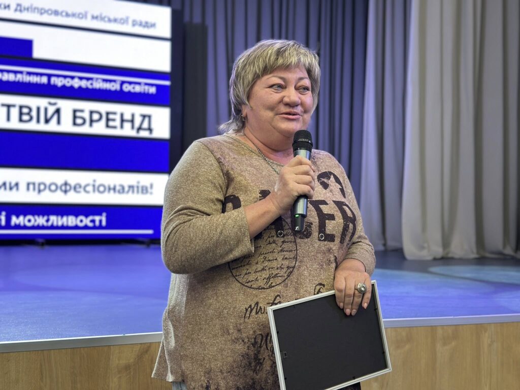 Возможно, это изображение 1 человек и текст «и Дтпровськой Micuol ради авлИния npoteciino осайти ТВΙЙ БРЕНД и профестоналля! можливсί ዩሌ»