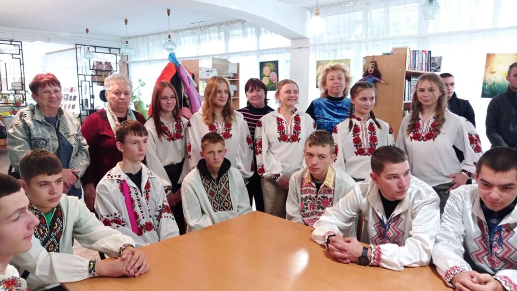 Возможно, это изображение 14 человек и текст