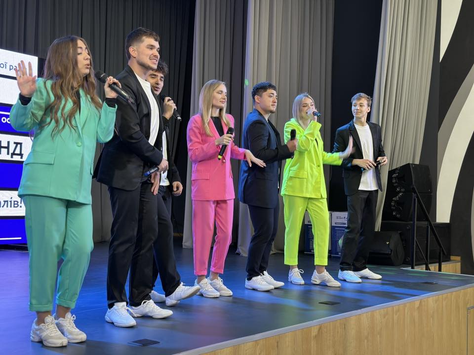 Возможно, это изображение 6 человек, костюм и текст «oi Palll Oc A ЛίB! ha -»