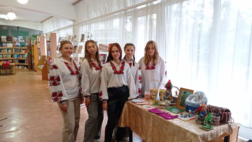 Возможно, это изображение 4 человека и текст