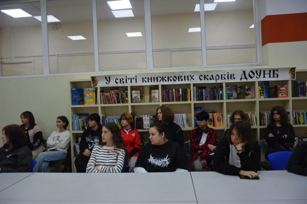 Возможно, это изображение 10 человек, люди учатся и текст