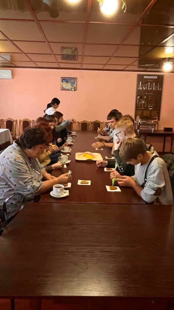 Возможно, это изображение стол