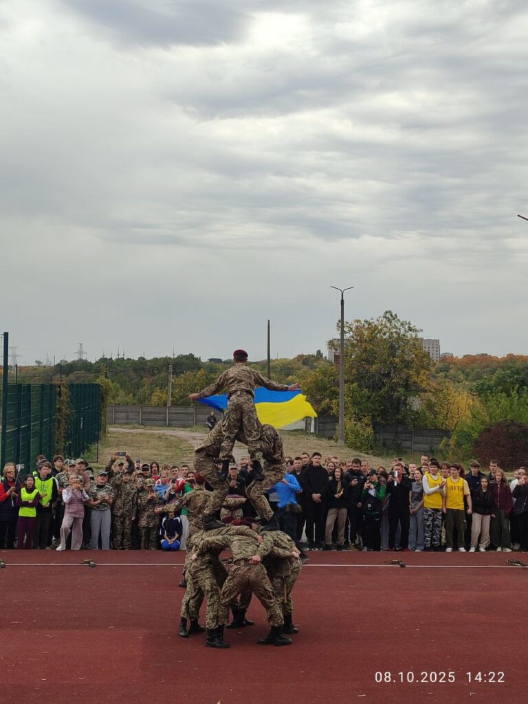 Возможно, это изображение один или несколько человек и текст