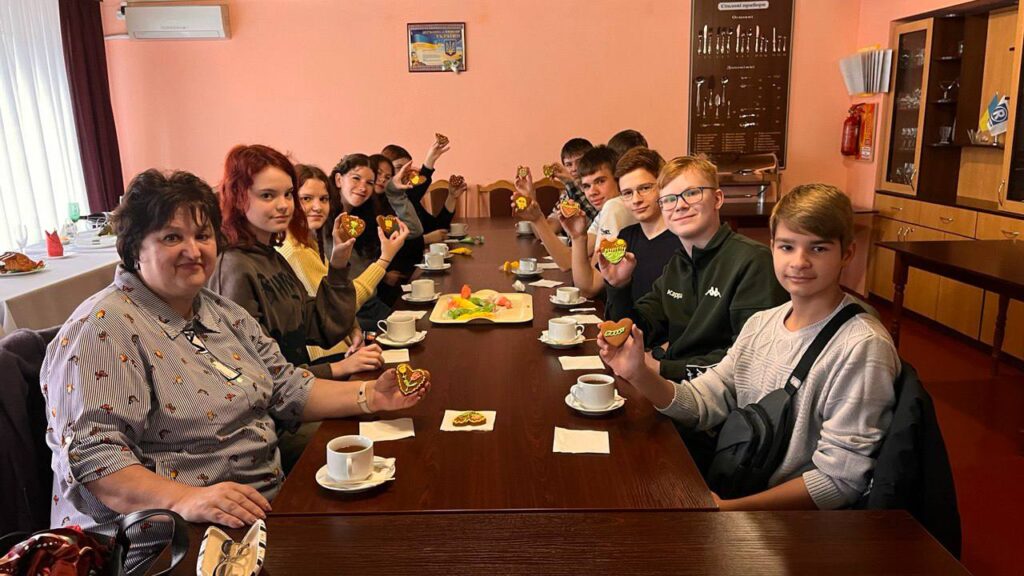 Возможно, это изображение суши и стол