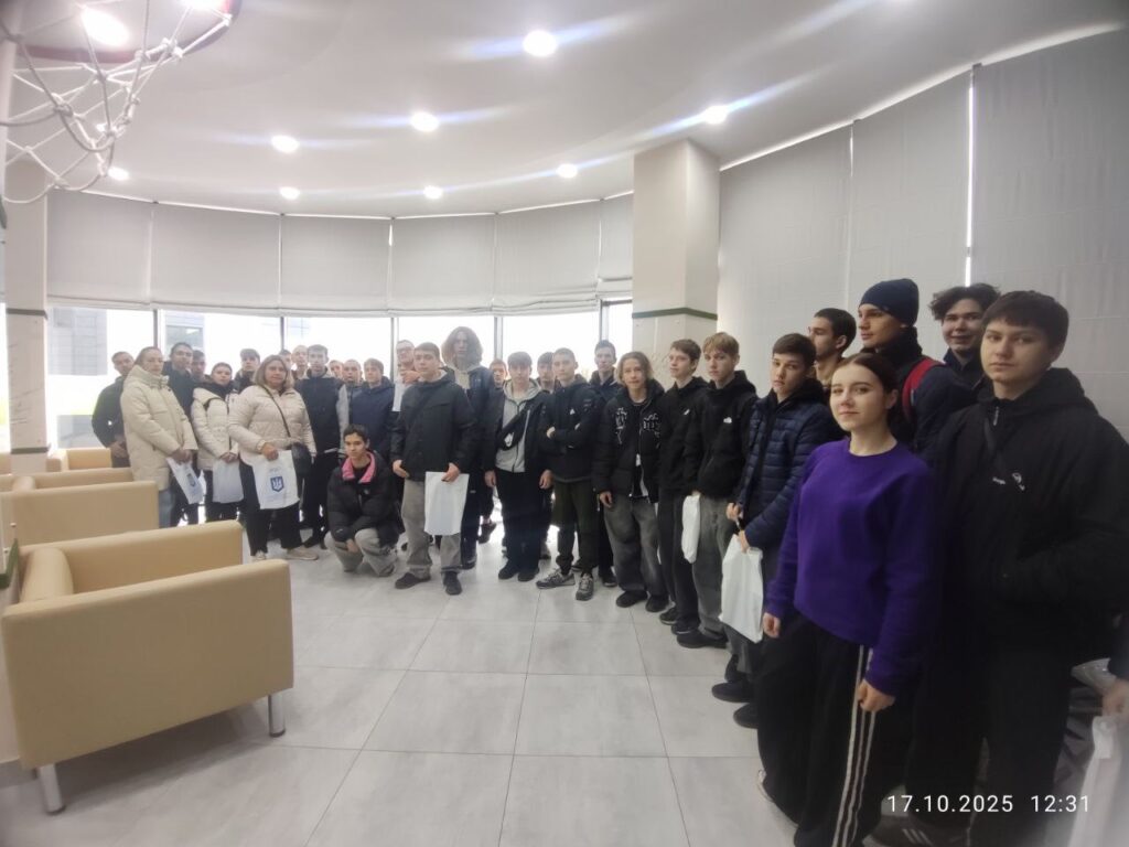 Возможно, это изображение один или несколько человек, осветительное оборудование и больница