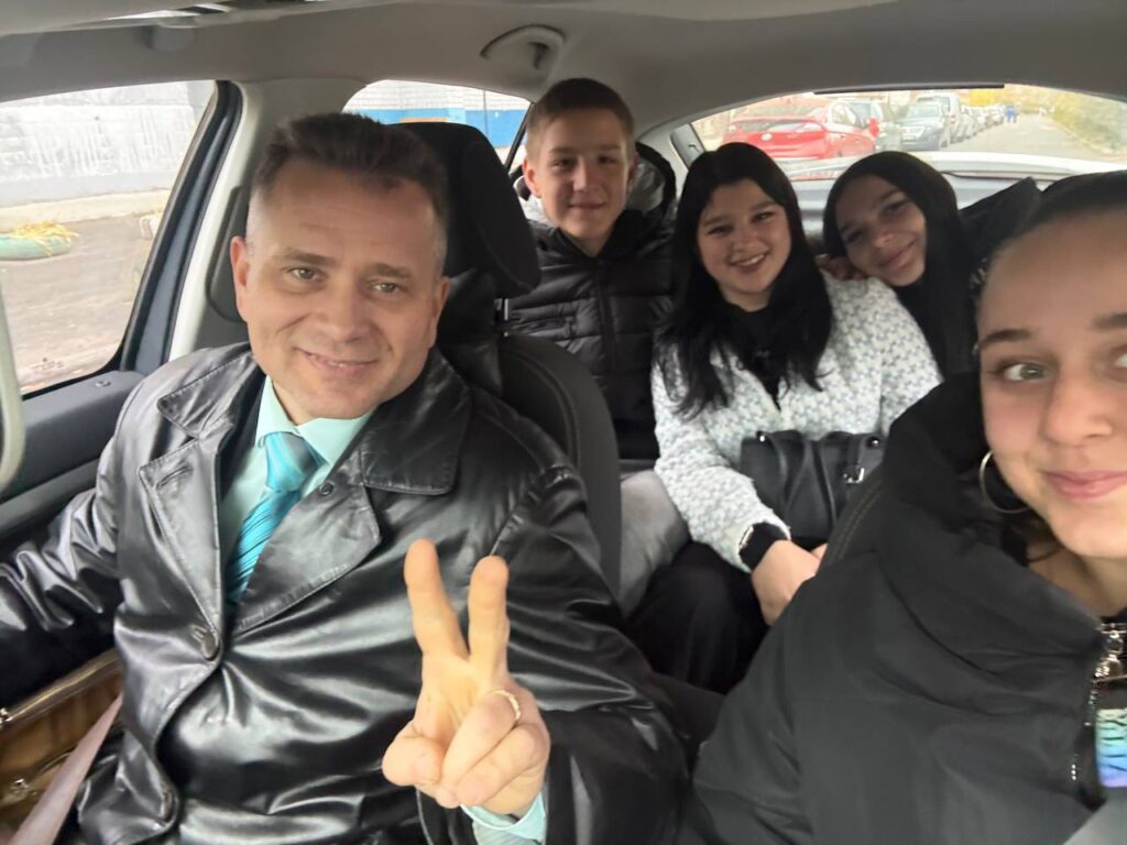 Возможно, это изображение один или несколько человек, люди улыбаются и автомобиль