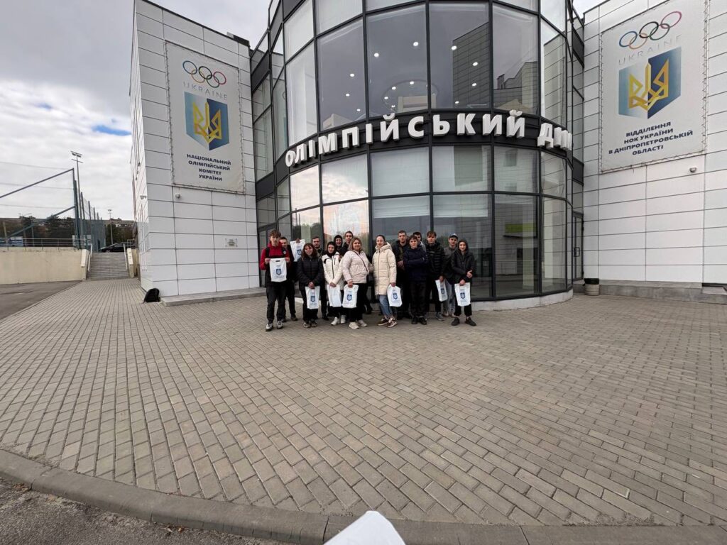 Возможно, это изображение один или несколько человек и текст