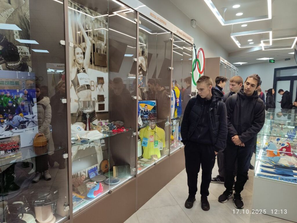 Возможно, это изображение один или несколько человек и текст