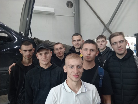 Возможно, это изображение один или несколько человек и текст