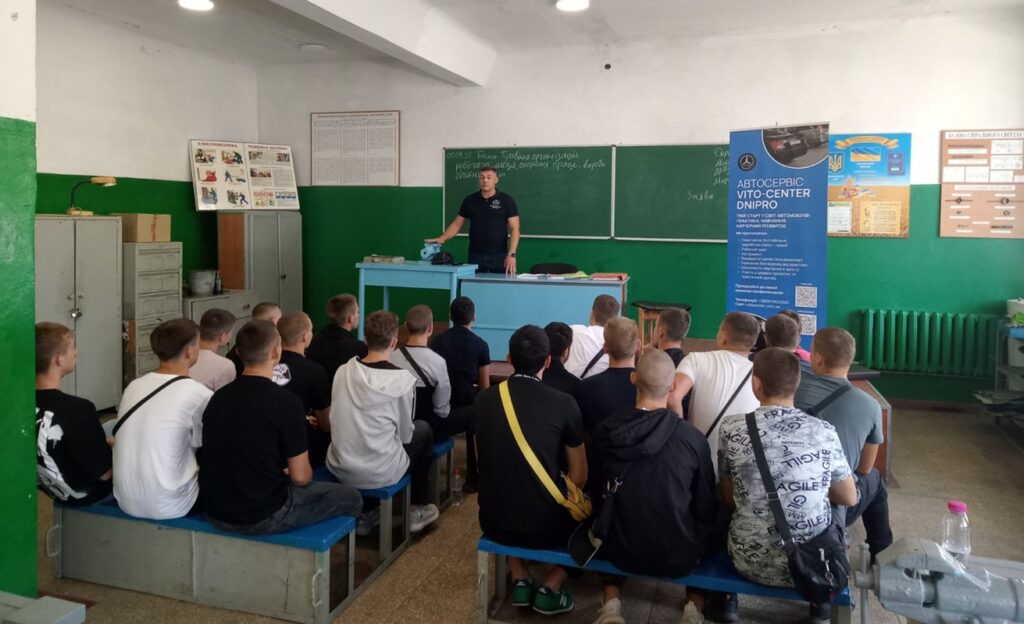 Возможно, это изображение учеба и текст