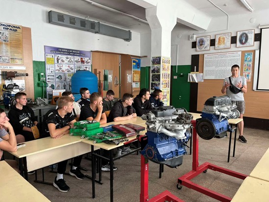 Возможно, это изображение учеба и текст