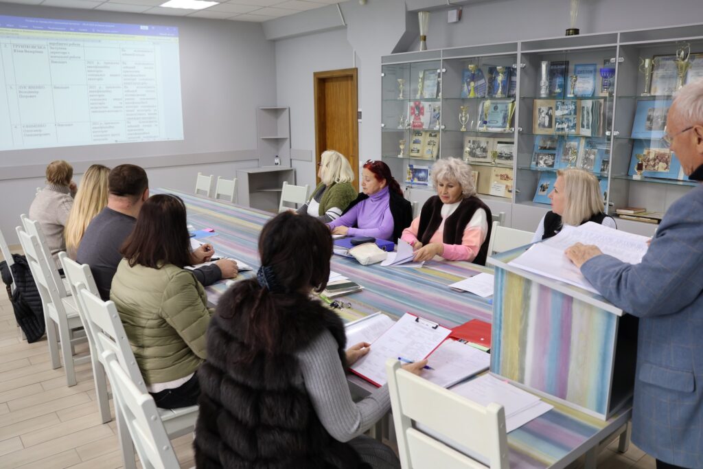 Возможно, это изображение учеба, внутри помещения и текст
