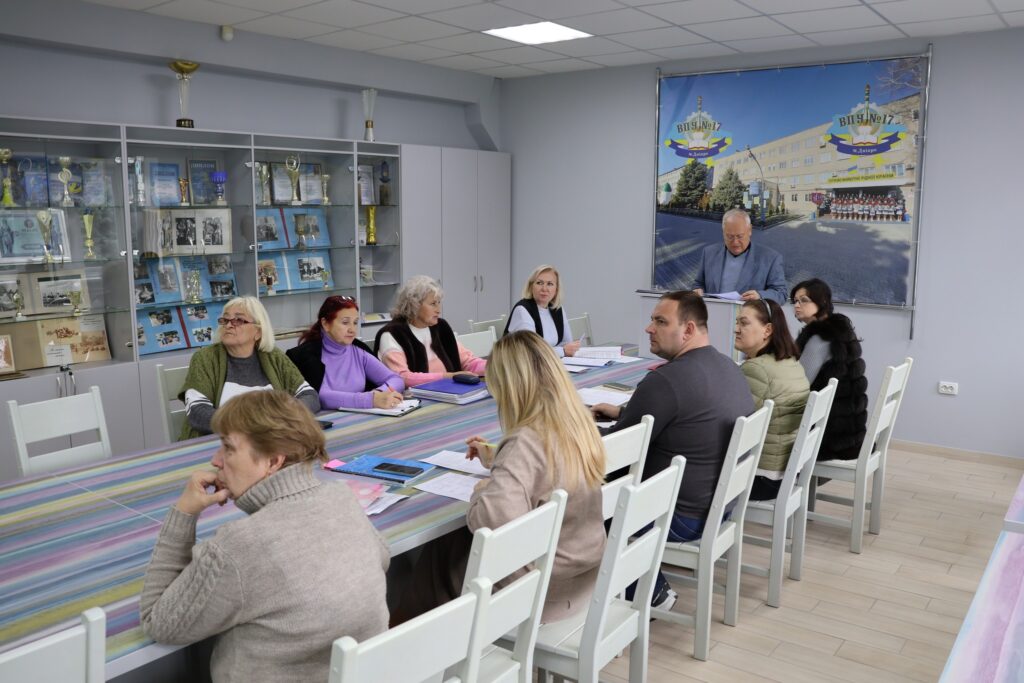 Возможно, это изображение учеба, стол и внутри помещения