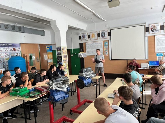 Возможно, это изображение учеба и текст