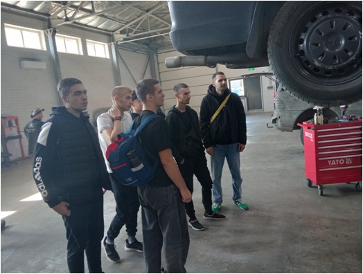 Возможно, это изображение автомобиль и текст