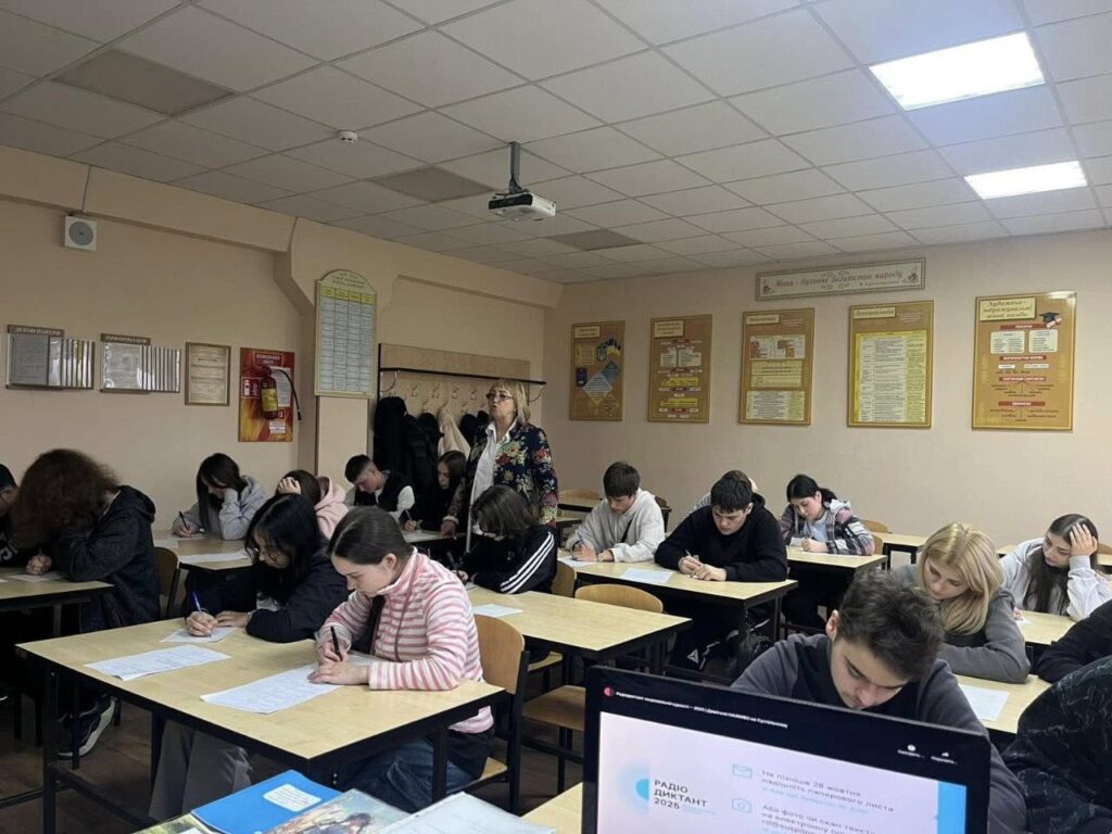 Возможно, это изображение учеба, стол и текст