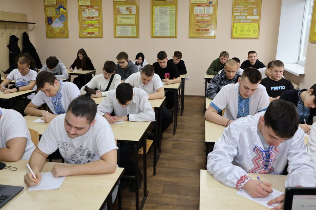 Возможно, это изображение один или несколько человек, люди учатся и текст "MANTO woKo3Kи ROS QUEEN 18 し WA"