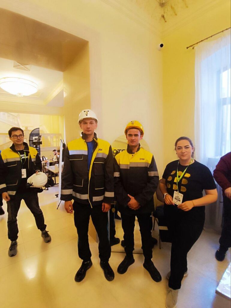 Возможно, это изображение текст