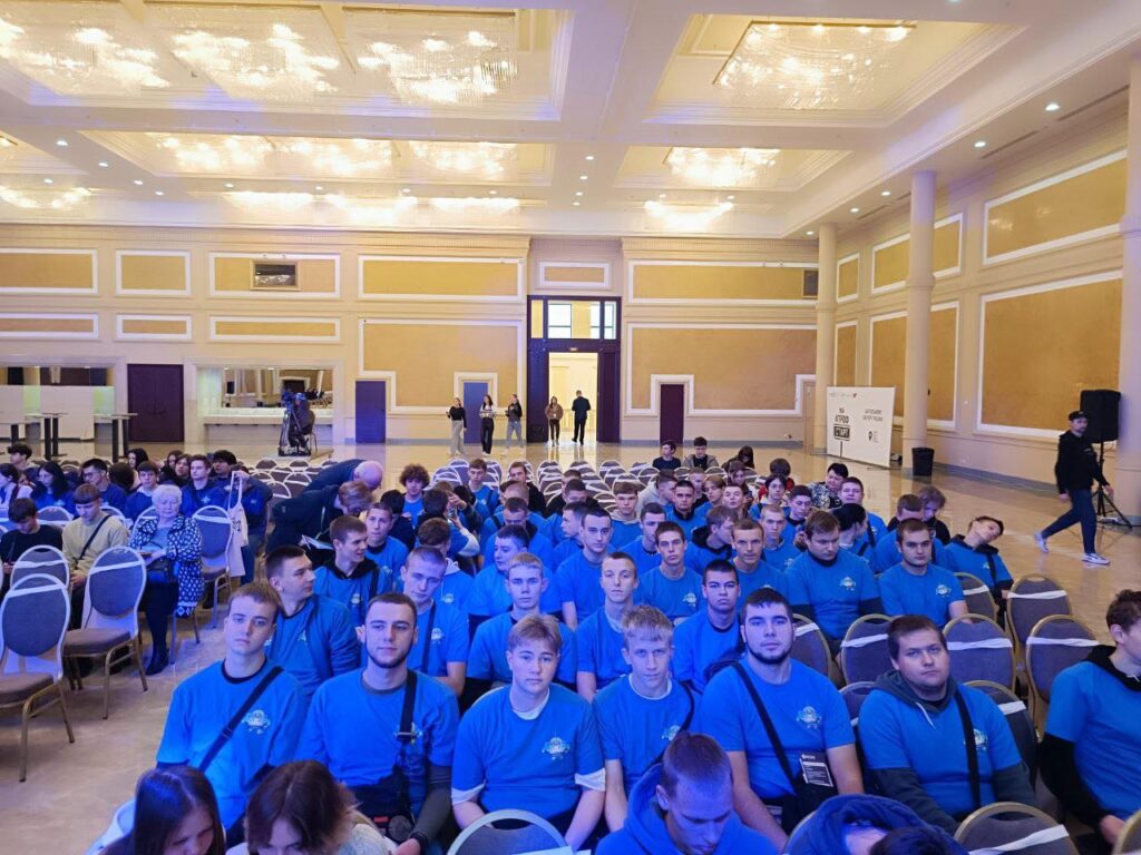 Возможно, это изображение толпа и текст