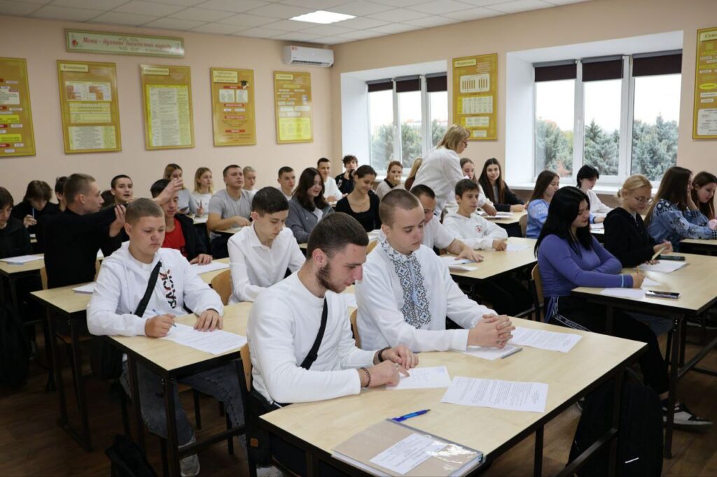 Возможно, это изображение учеба и текст