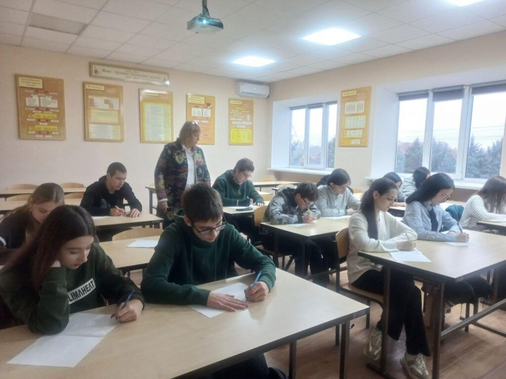 Возможно, это изображение учеба, стол и текст