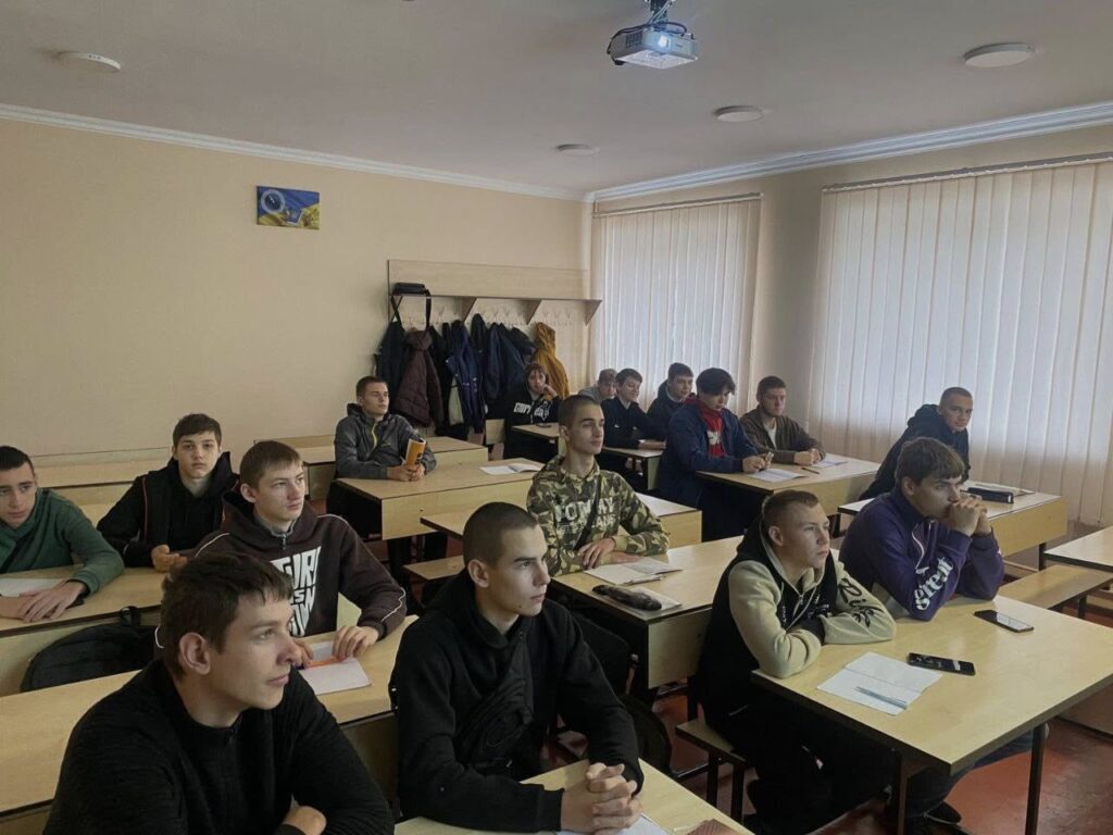 Возможно, это изображение учеба и текст