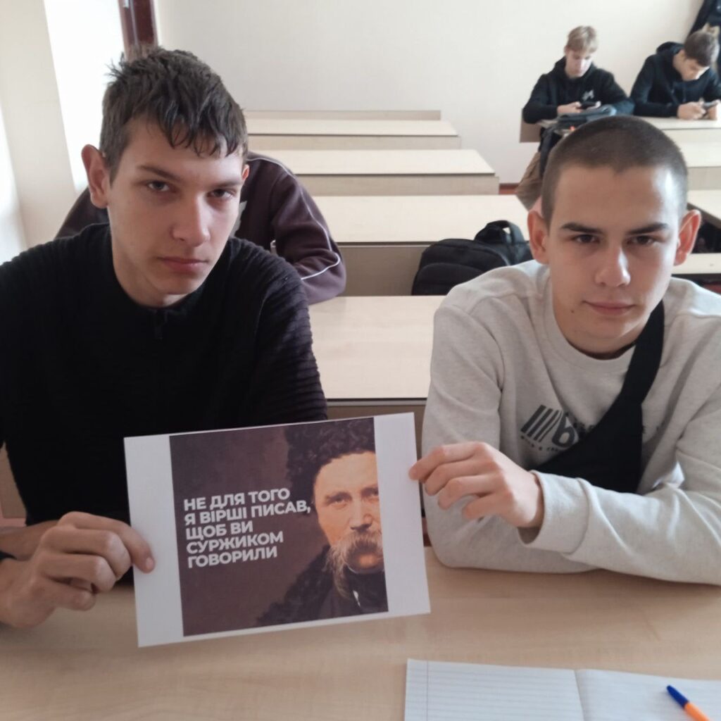 Возможно, это изображение один или несколько человек и текст