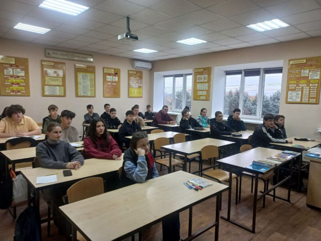 Возможно, это изображение один или несколько человек, люди учатся, стол и текст