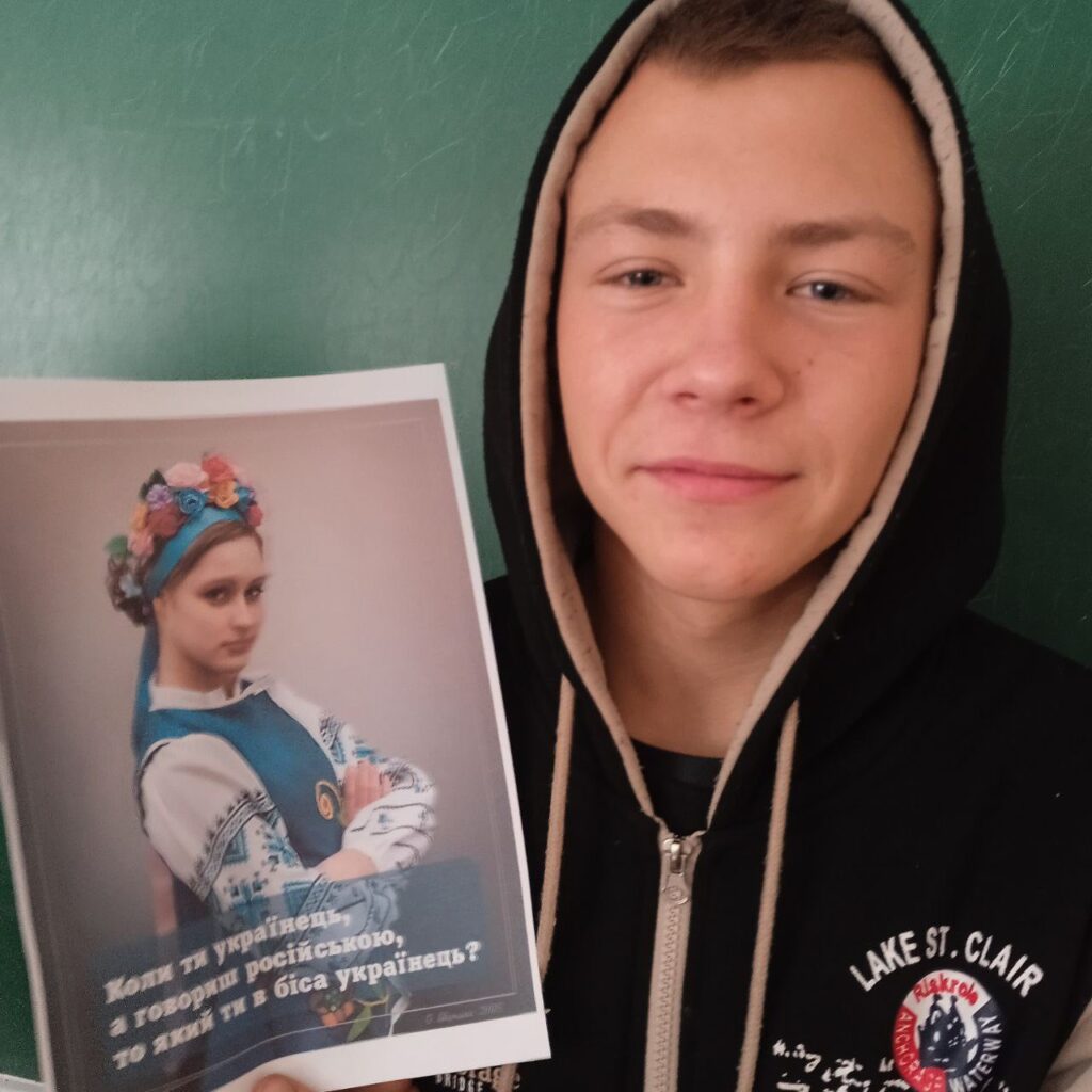 Возможно, это изображение один или несколько человек и текст