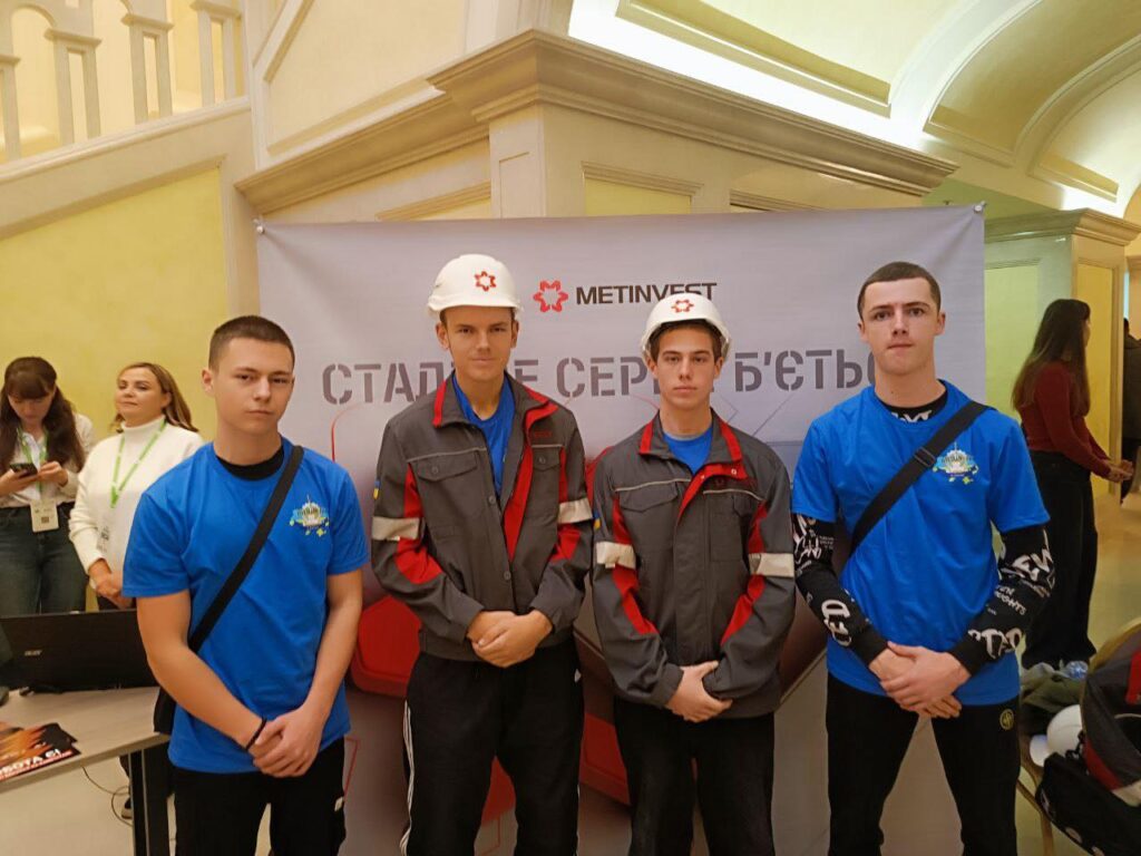 Возможно, это изображение один или несколько человек и текст "METINVEST Серееты БЕТЬ БЕТЬ СТАД CTATNEC СеР A"