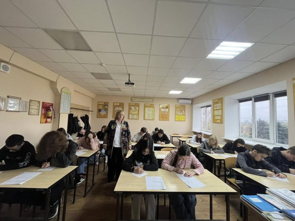 Возможно, это изображение учеба и текст
