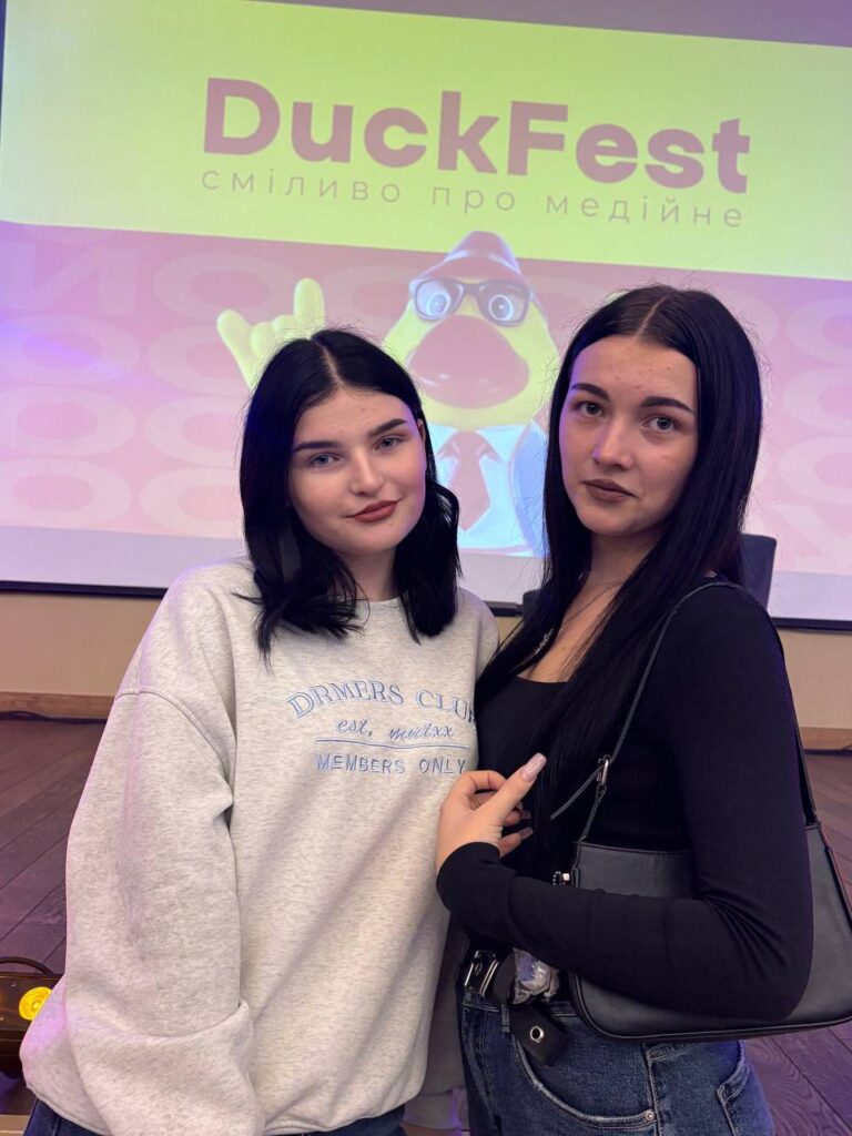 Возможно, это изображение текст "DuckFest CM CMИЛИBO npo meAийHe DRMERS CLU est,mnlxx eл, x MEMBERS ONL y"
