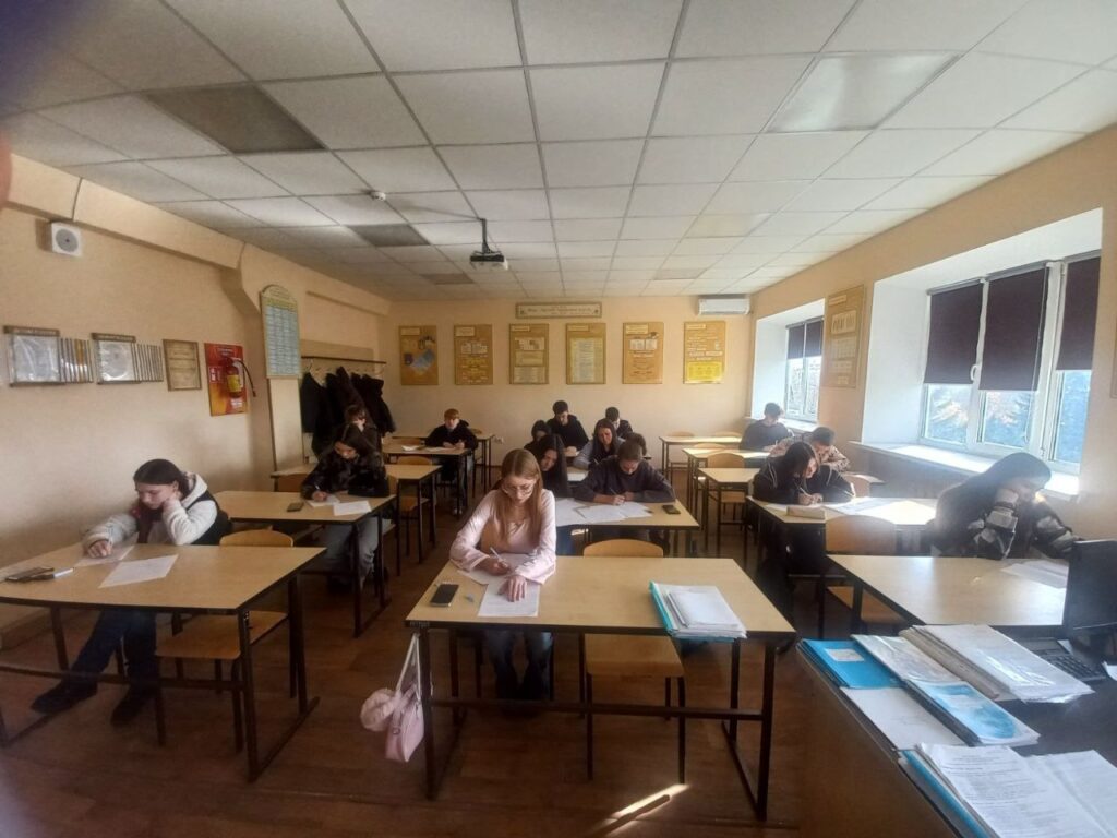 Возможно, это изображение учеба и стол